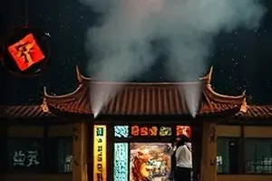 《潮汐回廊》封面：潮水漫过石阶回廊，守夜人提着灯站在水边