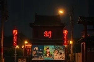 《琥珀纪年》封面：标本师举着封有蝉翼的琥珀块，对着窗光端详