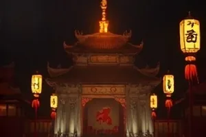 《无声转场》封面：废弃剪辑室里，剪辑师面对两台老式监视器
