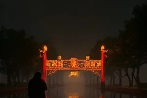 《铁皮月亮》封面：月球背面信号站，修理师在焊接废旧卫星外壳